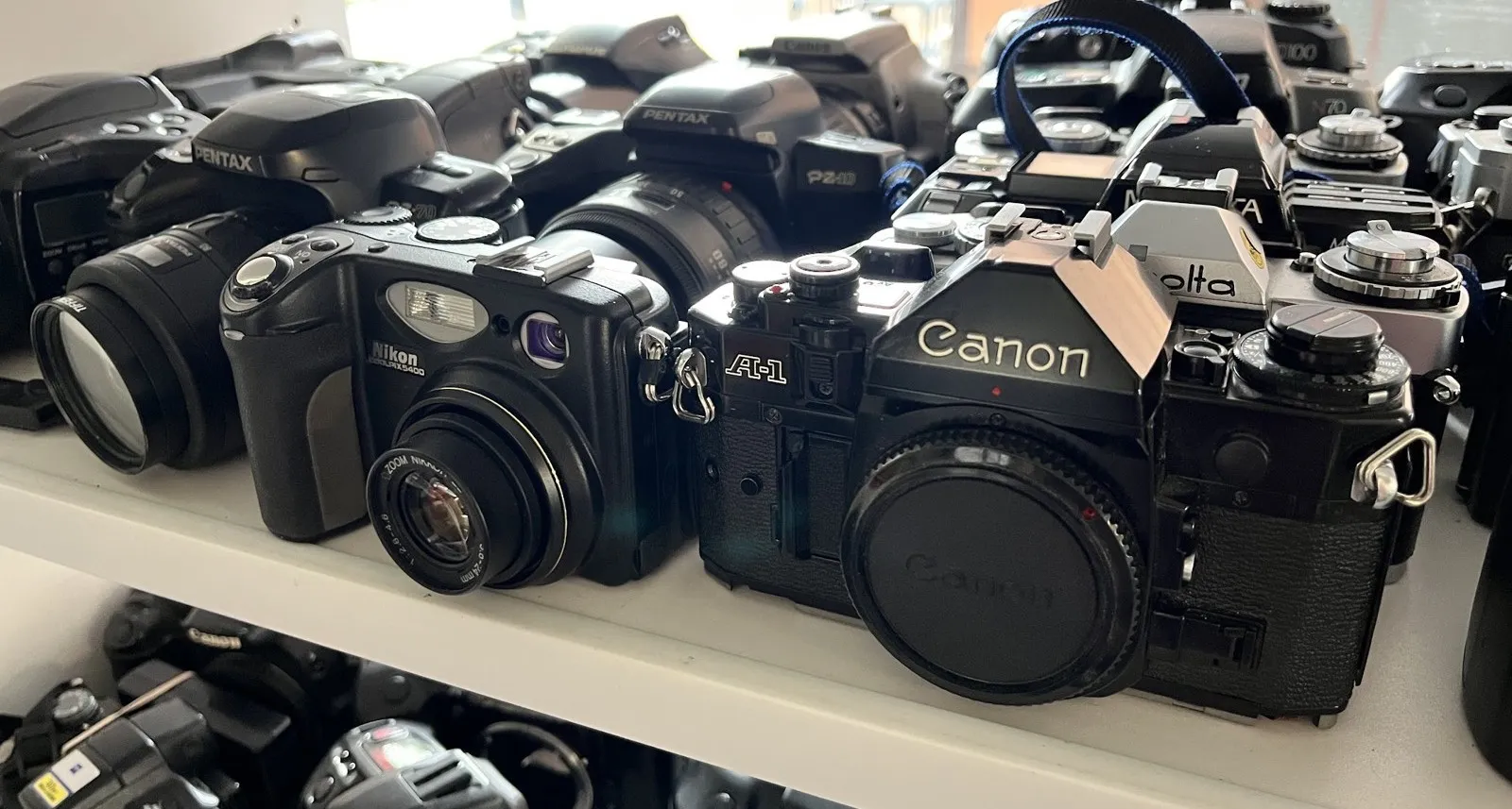棚に並んだフィルムカメラ