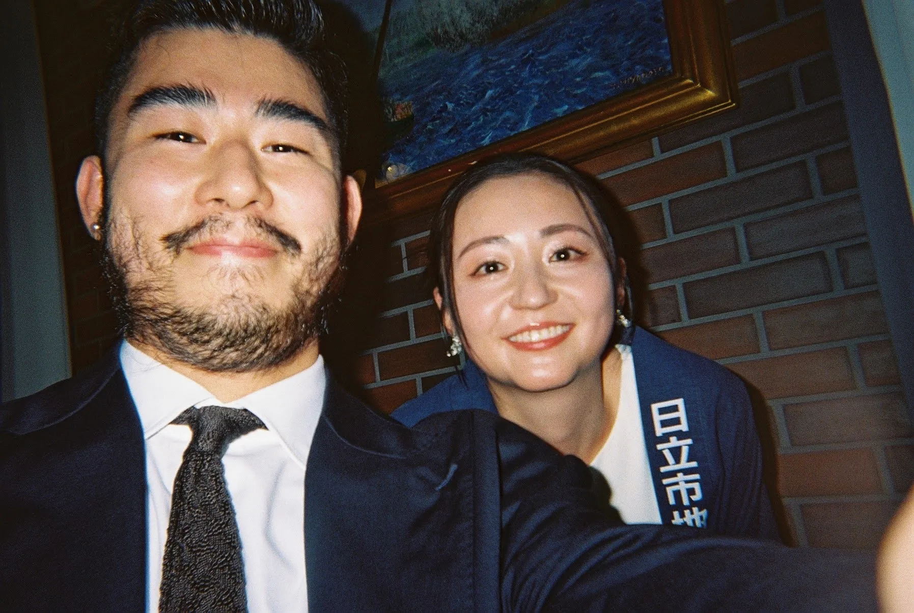 法被を羽織った新婦とゲストの自撮り