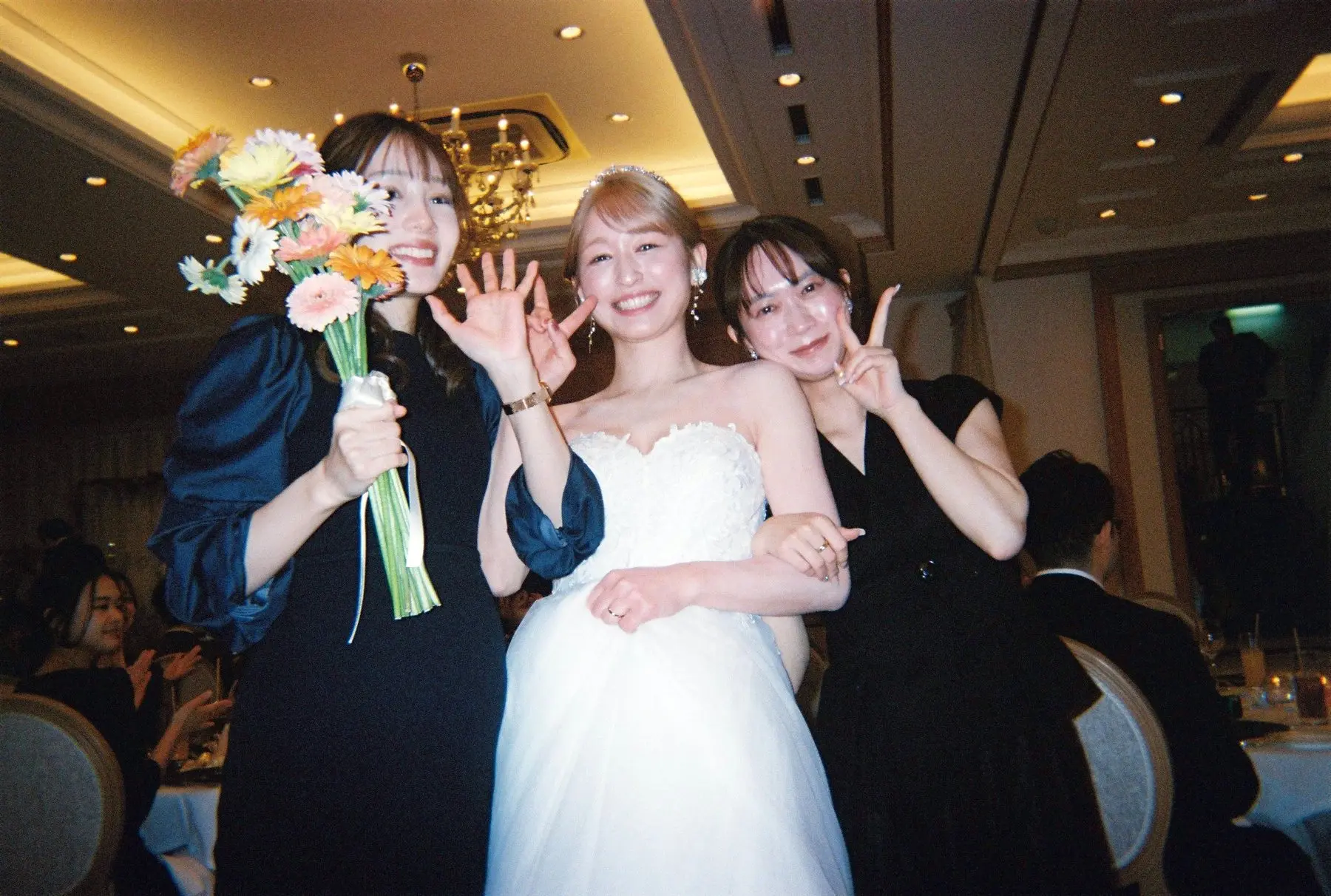 ブーケを持つ新婦とゲスト