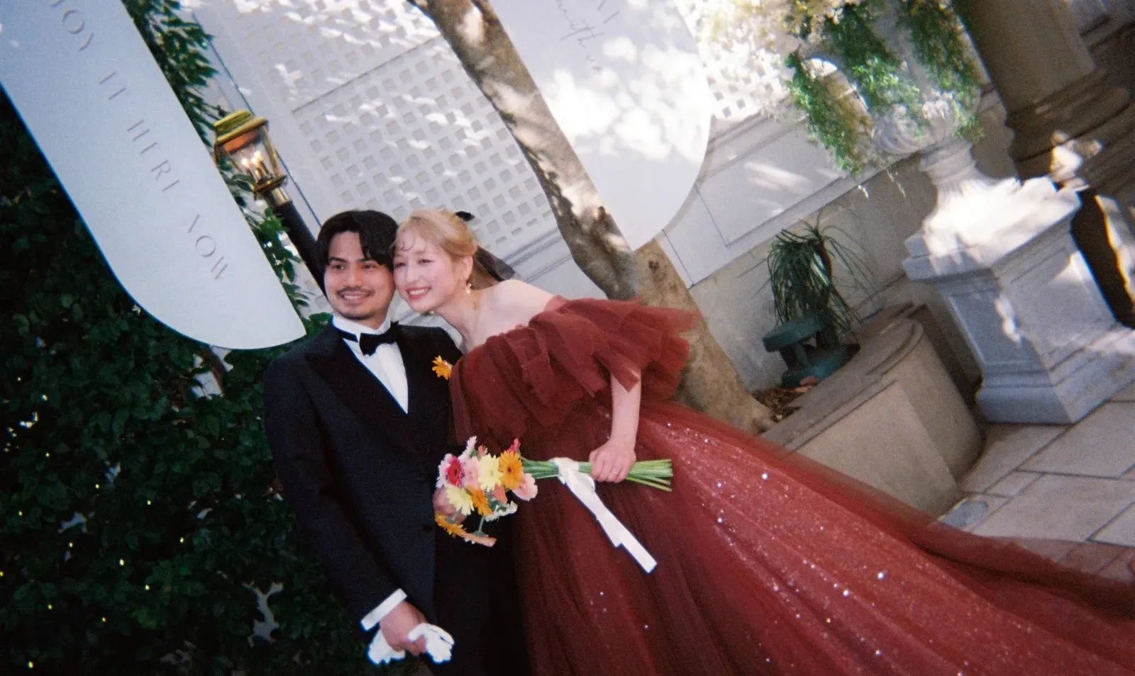 会場の前で見つめ合う新郎新婦