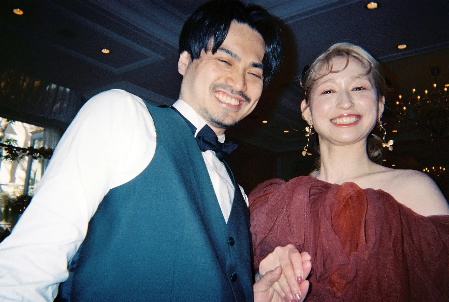 お色直し後の新郎新婦の笑顔