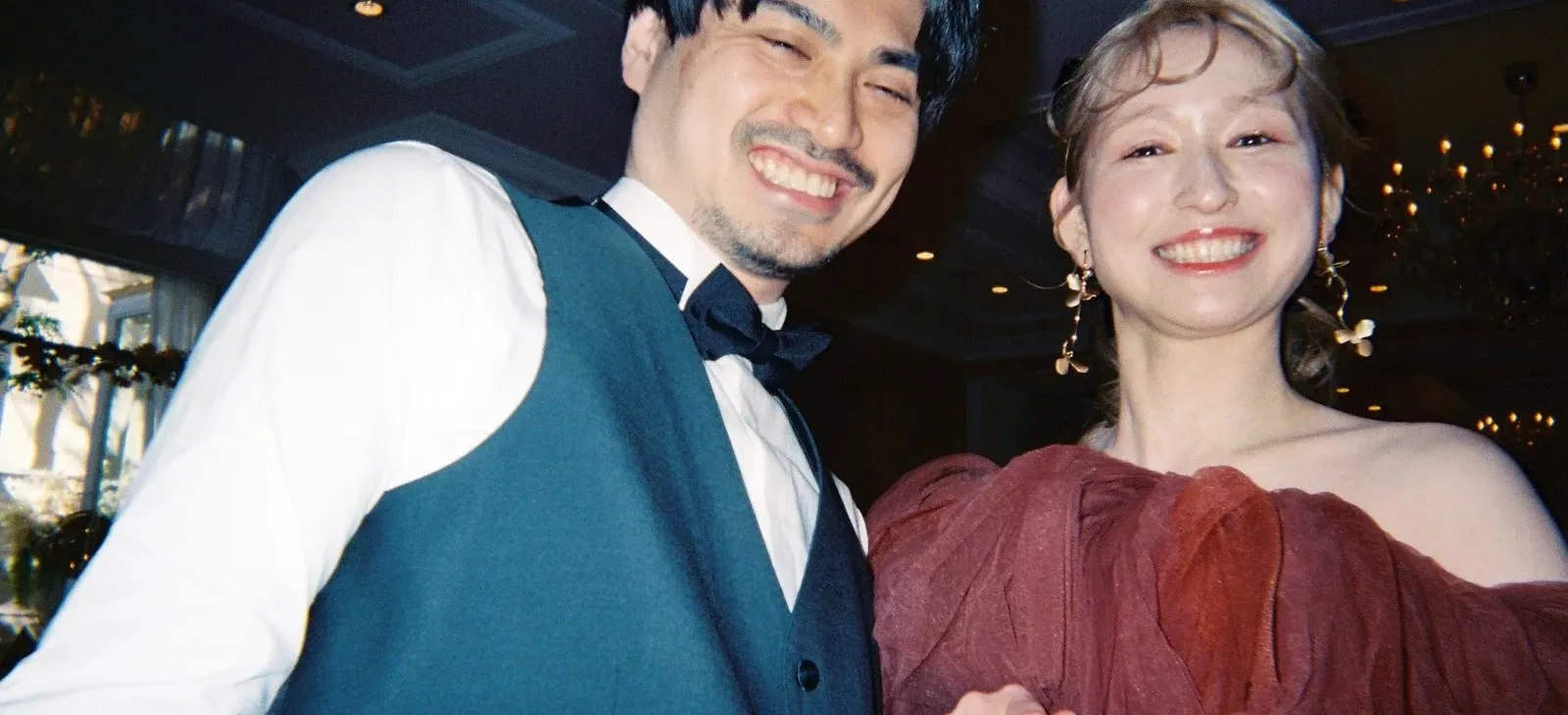 お色直し後の新郎新婦の笑顔