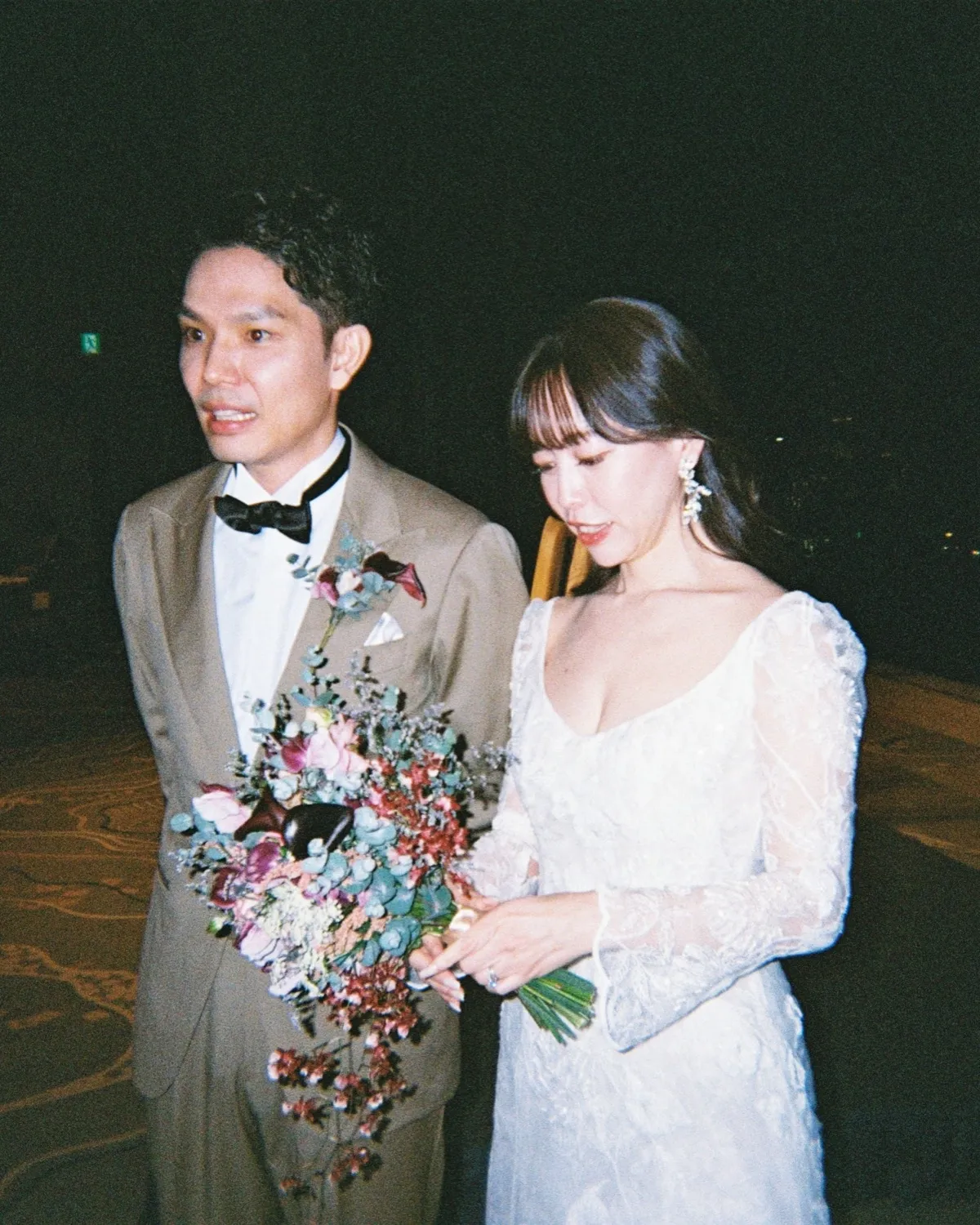 ブーケを手に並ぶ新郎新婦（T夫妻）