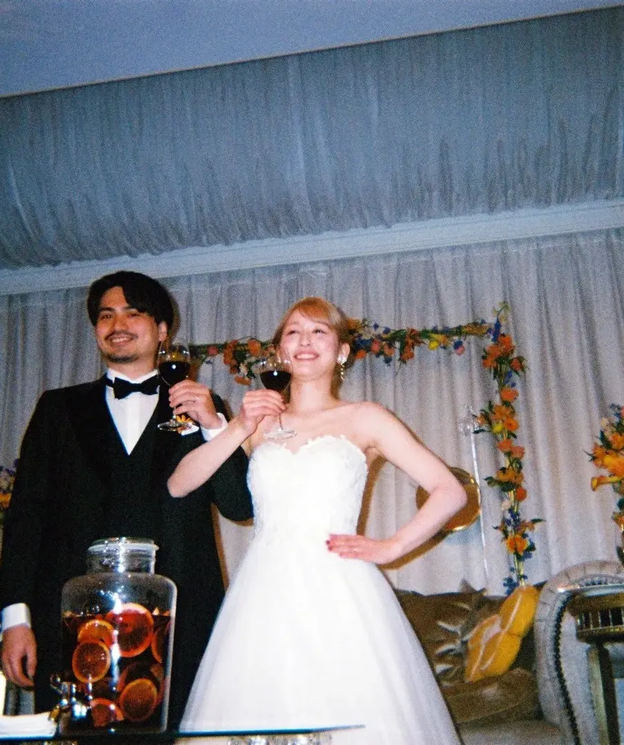 披露宴会場で乾杯する新郎新婦