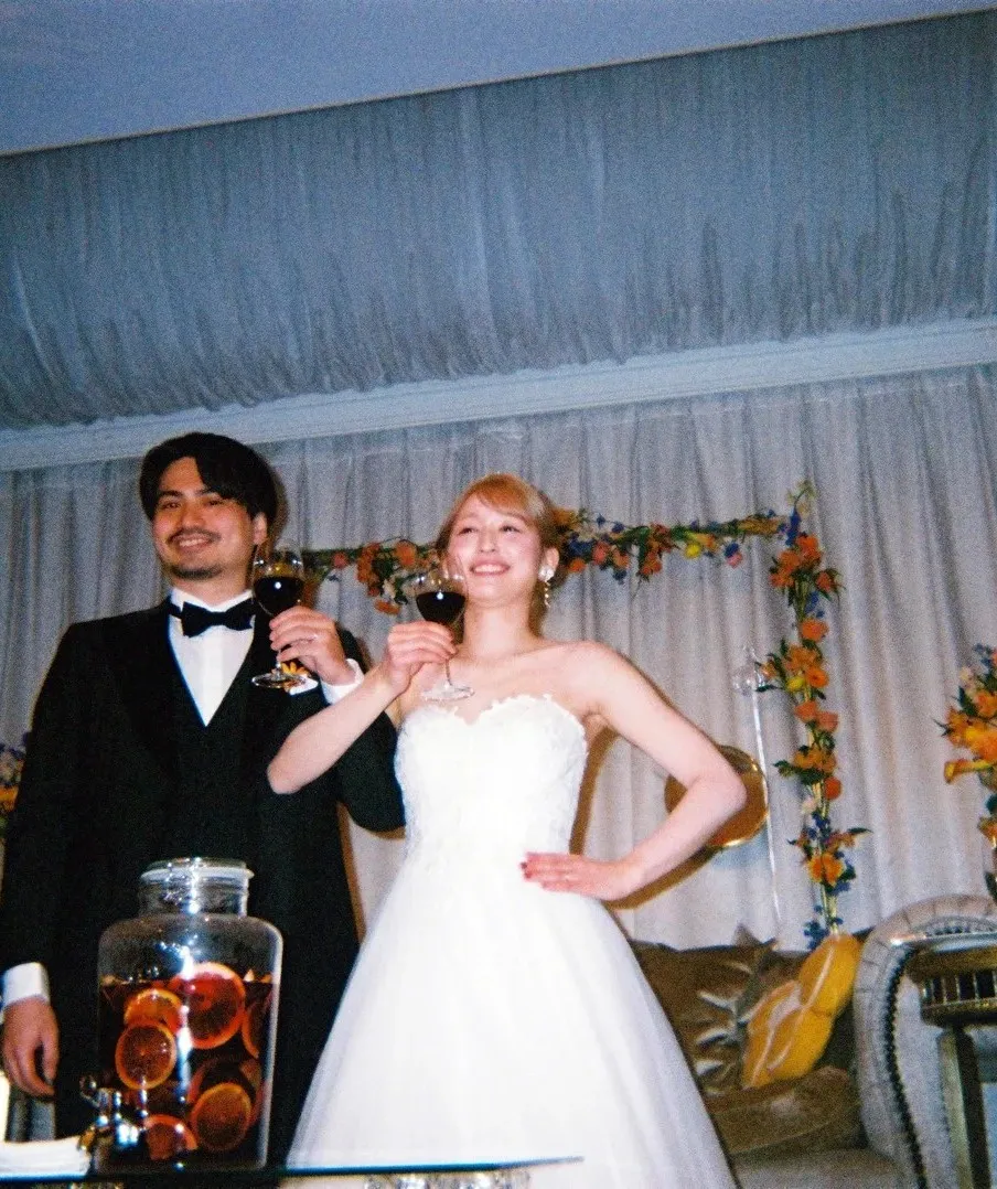 披露宴会場で乾杯する新郎新婦